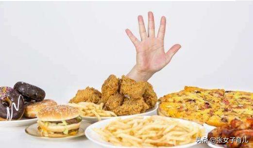 哺乳期間，寶媽天天吃東西，可能導(dǎo)致母乳變?yōu)椤岸灸獭保阒烂? title=